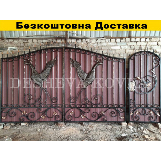 Кованые ворота из профнастилом и калиткой