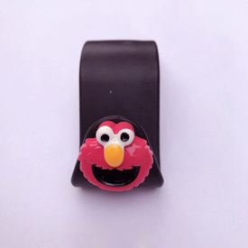 Крючок на сиденье в автомобиле UKC Монстр красный 6х8 см