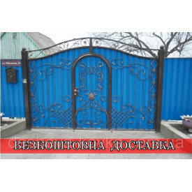 Кованые ворота из встроенной калиткой и коваными элементами
