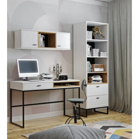 Офисный письменный стол на металлическом каркасе