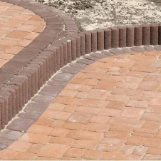 Поребрик фігурний круглий Золотий Мандарин 500х80х250 мм на сірому цементі коричневий