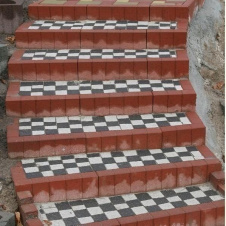 Стовпчик фігурний квадратний Золотий Мандарин 100х80х250 мм на сірому цементі червоний