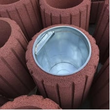 Тротуарная урна бетонная К-18H с ведром-вставкой на 30 л уличная красная антивандальная