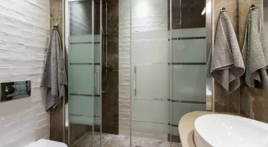 Стеклянные двери в душевую гостиницу и SPA: профессиональные решения для бизнеса