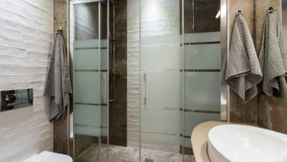 Скляні двері у душову для готелів і SPA: професійні рішення для бізнесу
