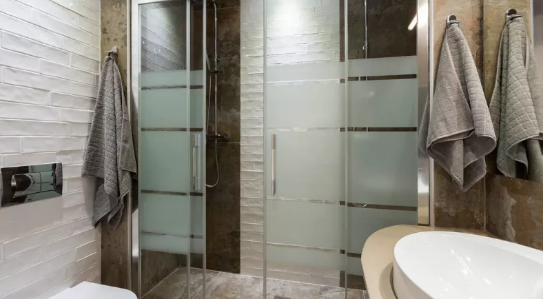 Стеклянные двери в душевую гостиницу и SPA: профессиональные решения для бизнеса