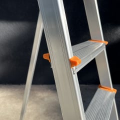 Стремянка алюминиевая на 5 ступеней для дачи Техпром Орехов