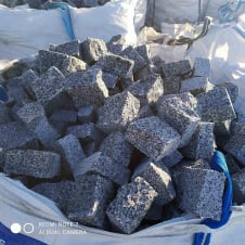 Гранітна брусчатка колота поліпшена (Покостування)