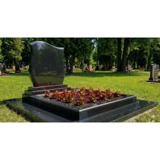 Подвійний пам'ятник із великим квітником і відмосткою