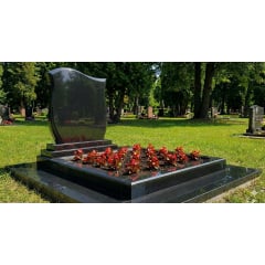 Подвійний пам'ятник із великим квітником і відмосткою Обухів