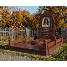 Меморіальний комплекс з червоного граніту з аркою