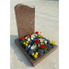 Простий пам'ятник із червоного граніту з квадратним квітником Каменец-Подольский