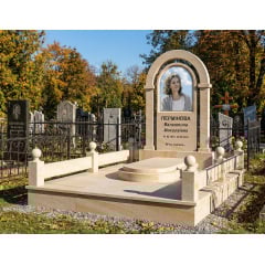 Меморіальний комплекс з мармурового пісковику для жінки світлий Каменец-Подольский