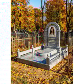 Меморіальний комплекс з сірого граніту з аркою