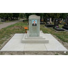 Великий пам'ятник для чоловіка піскавник