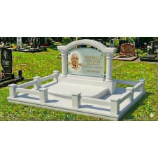 Меморіальний комплекс з аркою та колонами пісковик