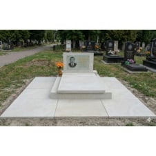 Горизонтальний пам'ятник для чоловіка піскавник