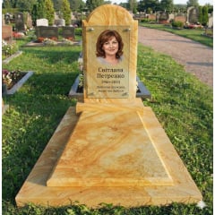 Гарний жіночий пам'ятник із жовтого каменю Ізмаїл