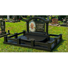 Меморіальний комплекс з аркою та колонами чорний граніт