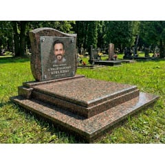 Елітний гранітний пам'ятник із горизонтальною стелею Кобижча