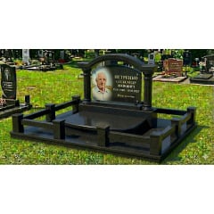 Мемориальный комплекс с аркой и колоннами черный гранит Михайловка