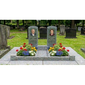 Подвійний пам'ятник із сірого граніту з майданчиком