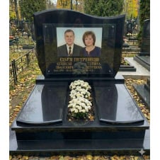 Подвійний пам'ятник із горизонтальною стелою та відмітною гамбою