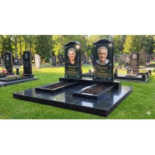 Подвійний пам'ятник із чорного граніту з майданчиком і цоколем