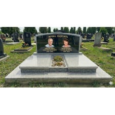 Подвійний пам'ятник із горизонтальною стелою та майданчиком сірий граніт