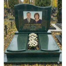 Подвійний пам'ятник із горизонтальною стелою й відмосткою зелений граніт