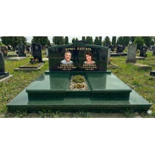 Подвійний пам'ятник із горизонтальною стелою та майданчиком зелений граніт