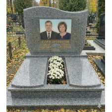 Подвійний пам'ятник із горизонтальною стелою та відмосткою сірий граніт