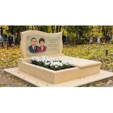 Подвійний горизонтальний пам'ятник із квітником і відмосткою зі світлого пісковику