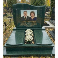 Подвійний пам'ятник із горизонтальною стелою й відмосткою зелений граніт Киев