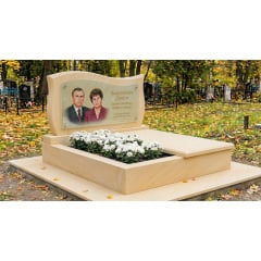 Подвійний горизонтальний пам'ятник із квітником і відмосткою зі світлого пісковику Купянск