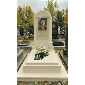 Класичний пам'ятник для чоловіка з цоколем із білого піщаника