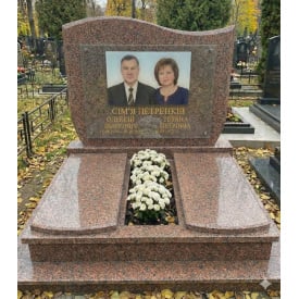 Подвійний пам'ятник із горизонтальною стелою та відмосткою червоний граніт