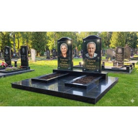Подвійний пам'ятник із чорного граніту з майданчиком і цоколем