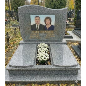 Подвійний пам'ятник із горизонтальною стелою та відмосткою сірий граніт