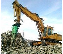 Демонтаж асфальтного покрытия гидромолотом CAT H70