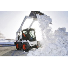 Прибирання снігу міні-навантажувачем Caterpillar 242 з відвалом Київ
