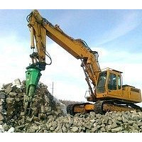 Демонтаж асфальтного покрытия гидромолотом CAT H70