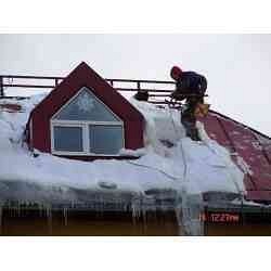 Прибирання снігу з дахів