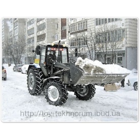 Прибирання снігу трактором