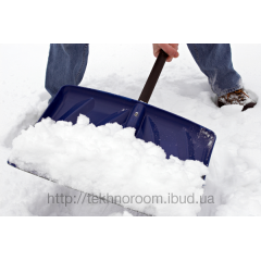 Прибирання снігу вручну лопатами Київ