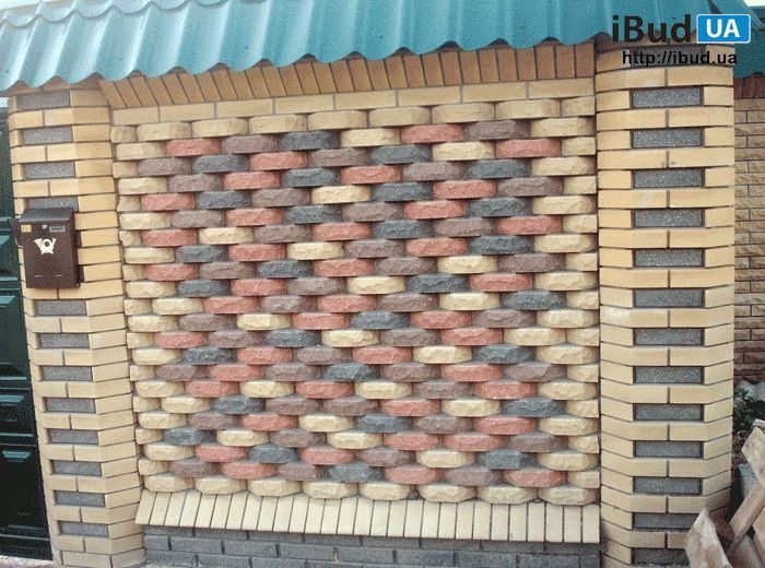 Декоративный забор из облицовочного кирпича Литос