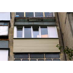 Наружная обшивка балкона сайдингом Киев