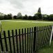 В Британии рабочие установили забор прямо через футбольные ворота ФОТО