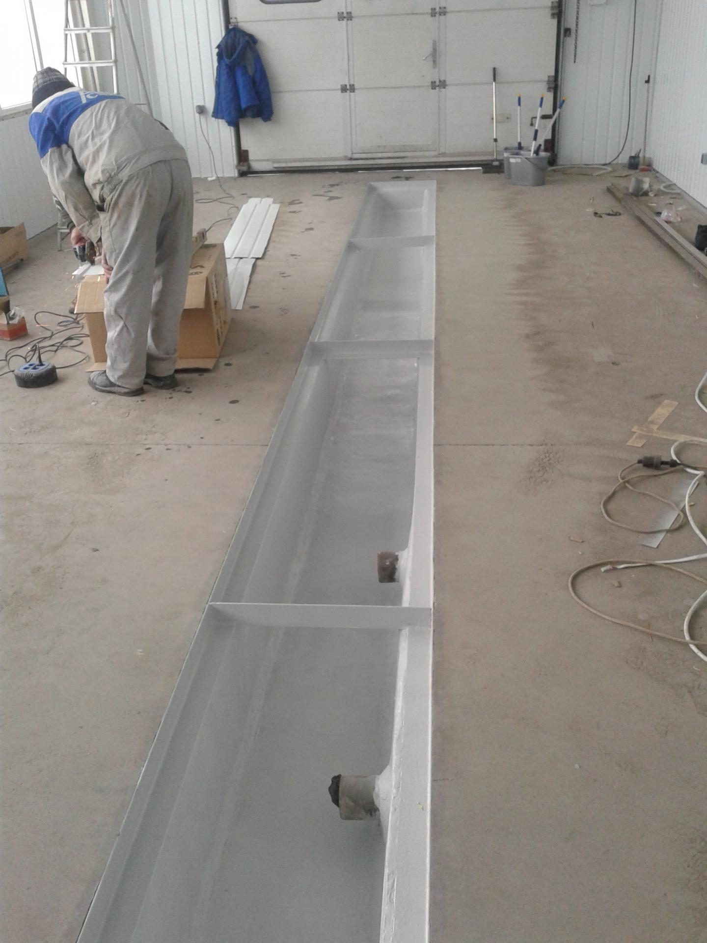 Нанесения первого слоя гидроизоляции по поверхности бетона