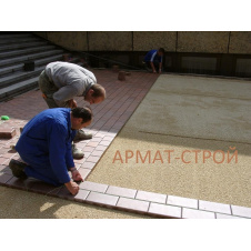 Укладання тротуарної плитки вручну